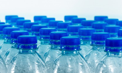 Εφιάλτης! Τα περισσότερα μπουκάλια με εμφιαλωμένο νερό περιέχουν μικροσκοπικά κομματάκια πλαστικού!