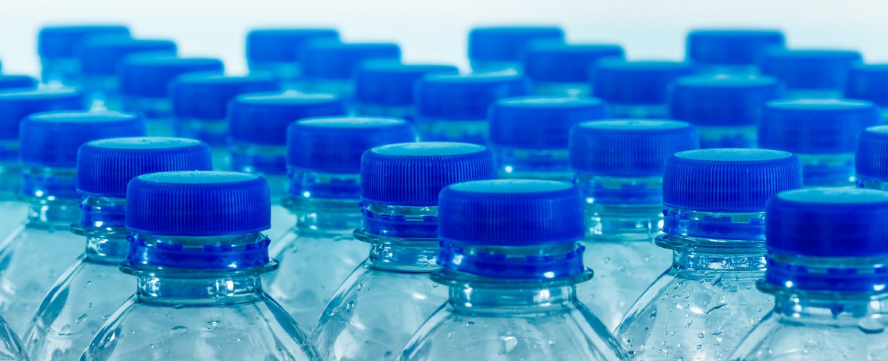 Εφιάλτης! Τα περισσότερα μπουκάλια με εμφιαλωμένο νερό περιέχουν μικροσκοπικά κομματάκια πλαστικού!